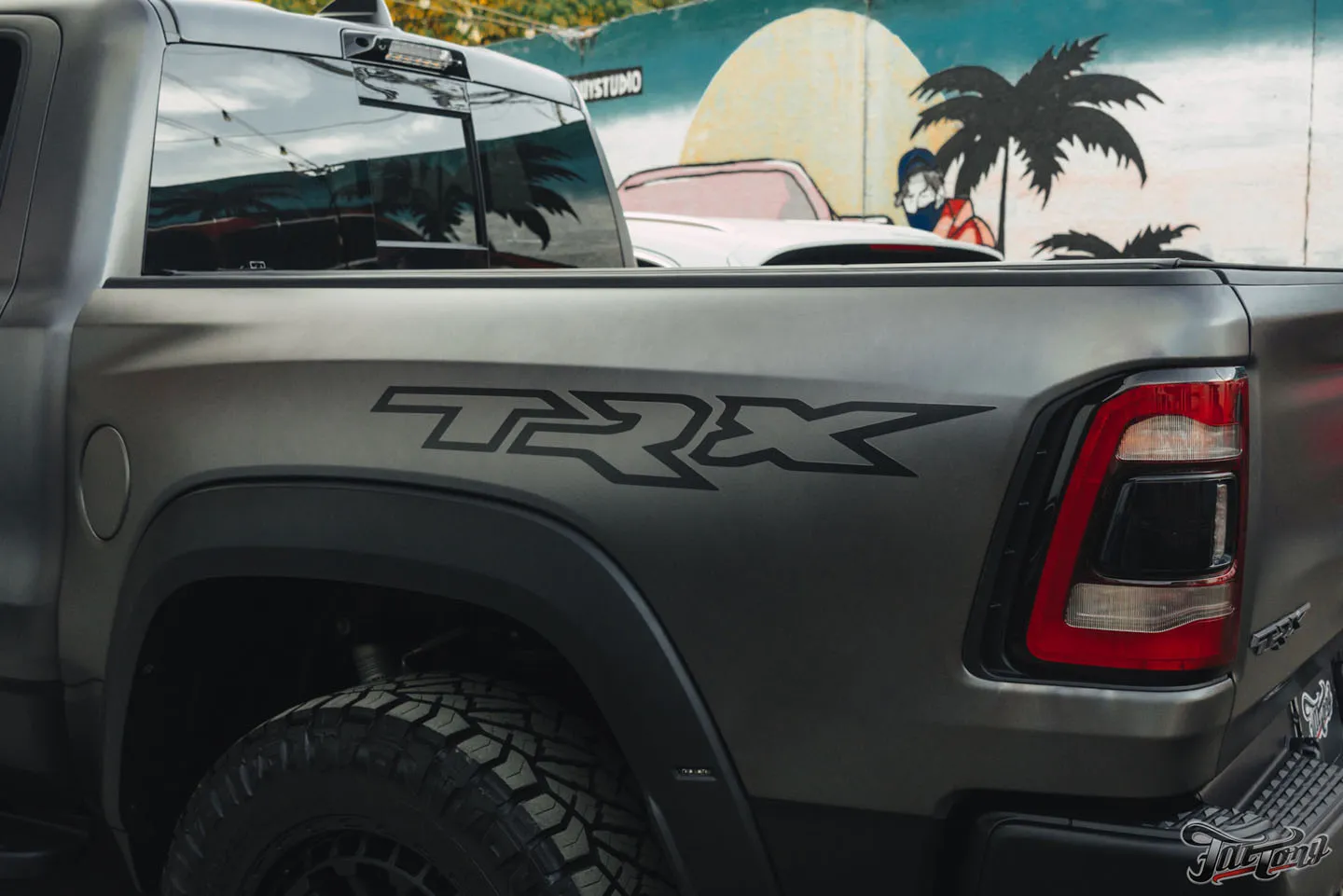 Оклеили RAM TRX матовым полиуретаном и выполнили фирменный Шиномонтаж на вибростенде на стендах Hunter